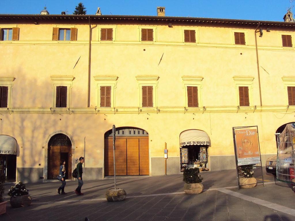 Appartamenti Piazza Santa Chiara Assisi Bagian luar foto